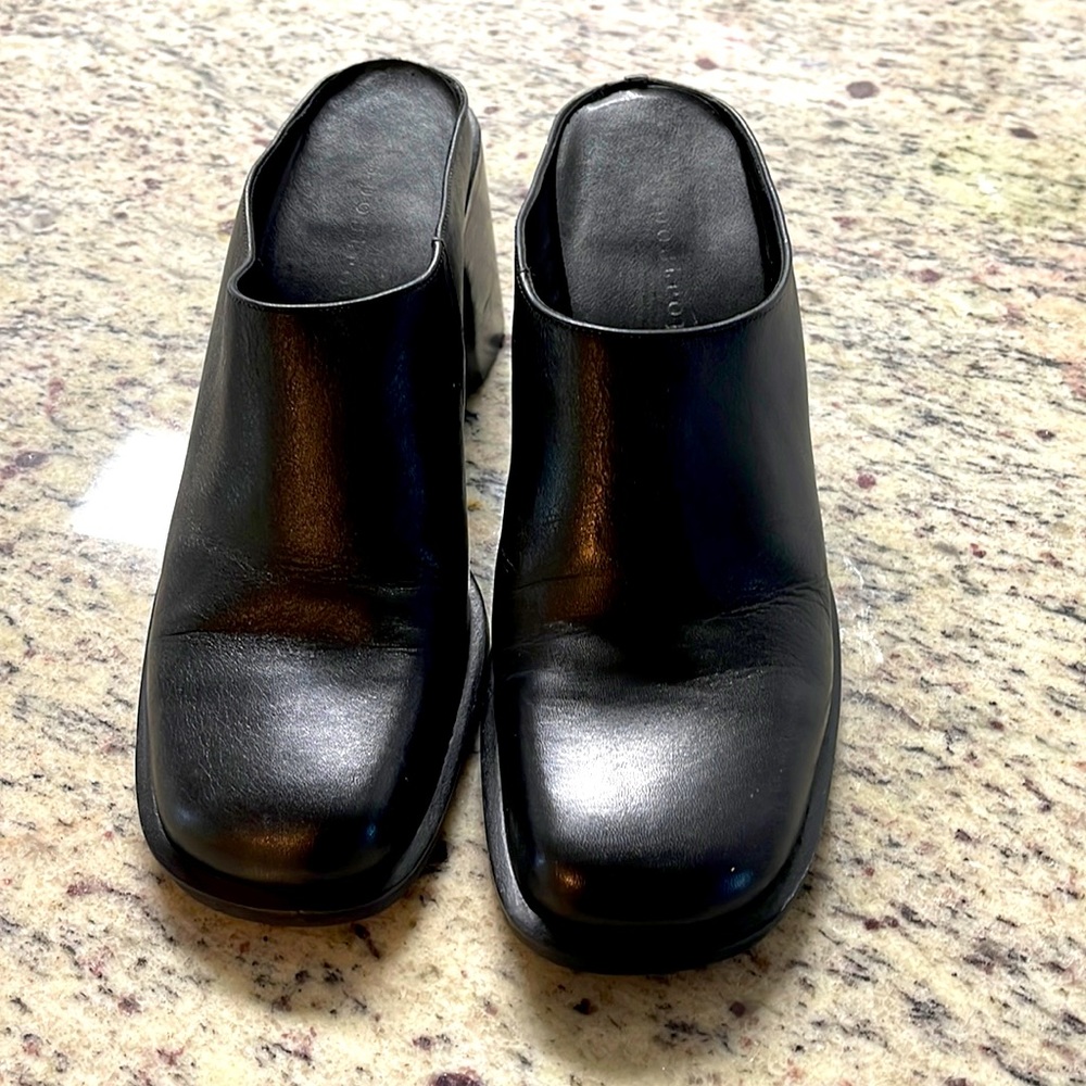 Swayer Apostrophe black slip on shoe with 3 inch heels size 9 M